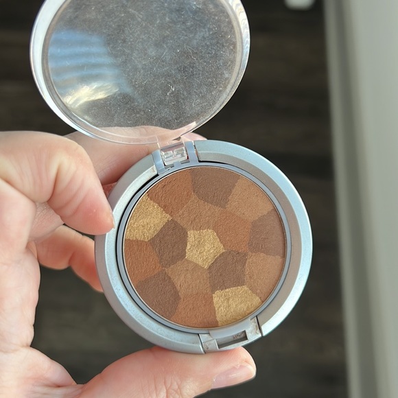 Assorted makeup items!! Eyeshadow, Powder, Bronzer, etc! - Picture 10 of 16